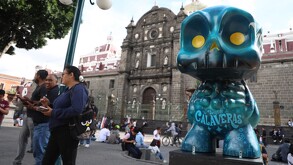 Calavera en el zócalo de Puebla frente a la catedral, con motivo del Festival 'Me Lleva la Huesuda'.