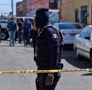 Agente de la fiscalía de Jalisco durante operativo en la colonia Santa Paula de Zapopan