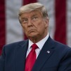 Donald Trump (izquierda) con traje oscuro y corbata roja, mirando hacia arriba; y Nicolás Maduro (derecha) en camisa guinda, sonriendo y señalando con lasmanos Donald Trump (izquierda) con traje oscuro y corbata roja, mirando hacia arriba; y Nicolás Maduro (derecha) en camisa guinda, sonriendo y señalando con lasmanos