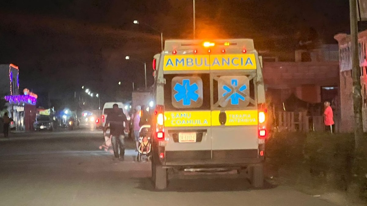 Ambulancia de terapia intensiva durante la noche a las afueras de un domicilio en Torreón. Ambulancia de terapia intensiva durante la noche a las afueras de un domicilio en Torreón.