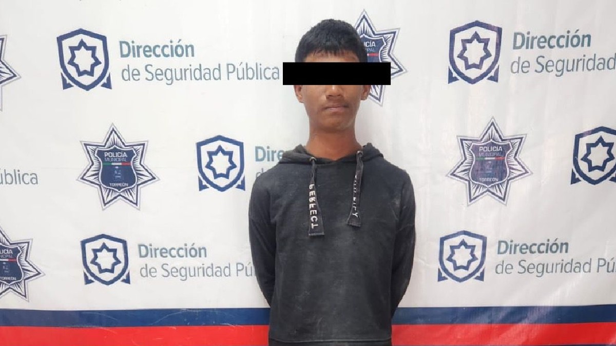 en la imagen aparece un hombre con una playera sin mangas en color negro y con los ojos tapados, con un fondo de Seguridad Pública. en la imagen aparece un hombre con una playera sin mangas en color negro y con los ojos tapados, con un fondo de Seguridad Pública.