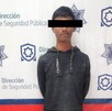 en la imagen aparece un hombre con una playera sin mangas en color negro y con los ojos tapados, con un fondo de Seguridad Pública. en la imagen aparece un hombre con una playera sin mangas en color negro y con los ojos tapados, con un fondo de Seguridad Pública.
