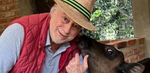 En la imgen se puede ver al Tío Pepe, el mayoral de La Granja VIP, junto a un perrito.