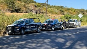 Patrullas de la Policía Municipal de Zapopan y de la Fiscalía del Estado de Jalisco en el lugar donde se descubrió el cadáver
