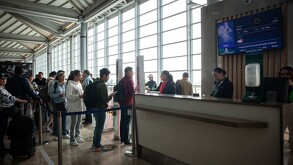 Pasajeros arribando un vuelo en el AIFA.