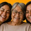 3 mujeres de Nuevo León de diferentes edades abrazadas y felices por recibir el nuevo apoyo Ayudamos a las mujeres 3 mujeres de Nuevo León de diferentes edades abrazadas y felices por recibir el nuevo apoyo Ayudamos a las mujeres