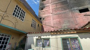 Interior de una de las casas afectadas por el incendio de una fábrica de colchones en Ecatepec, Estado de México.