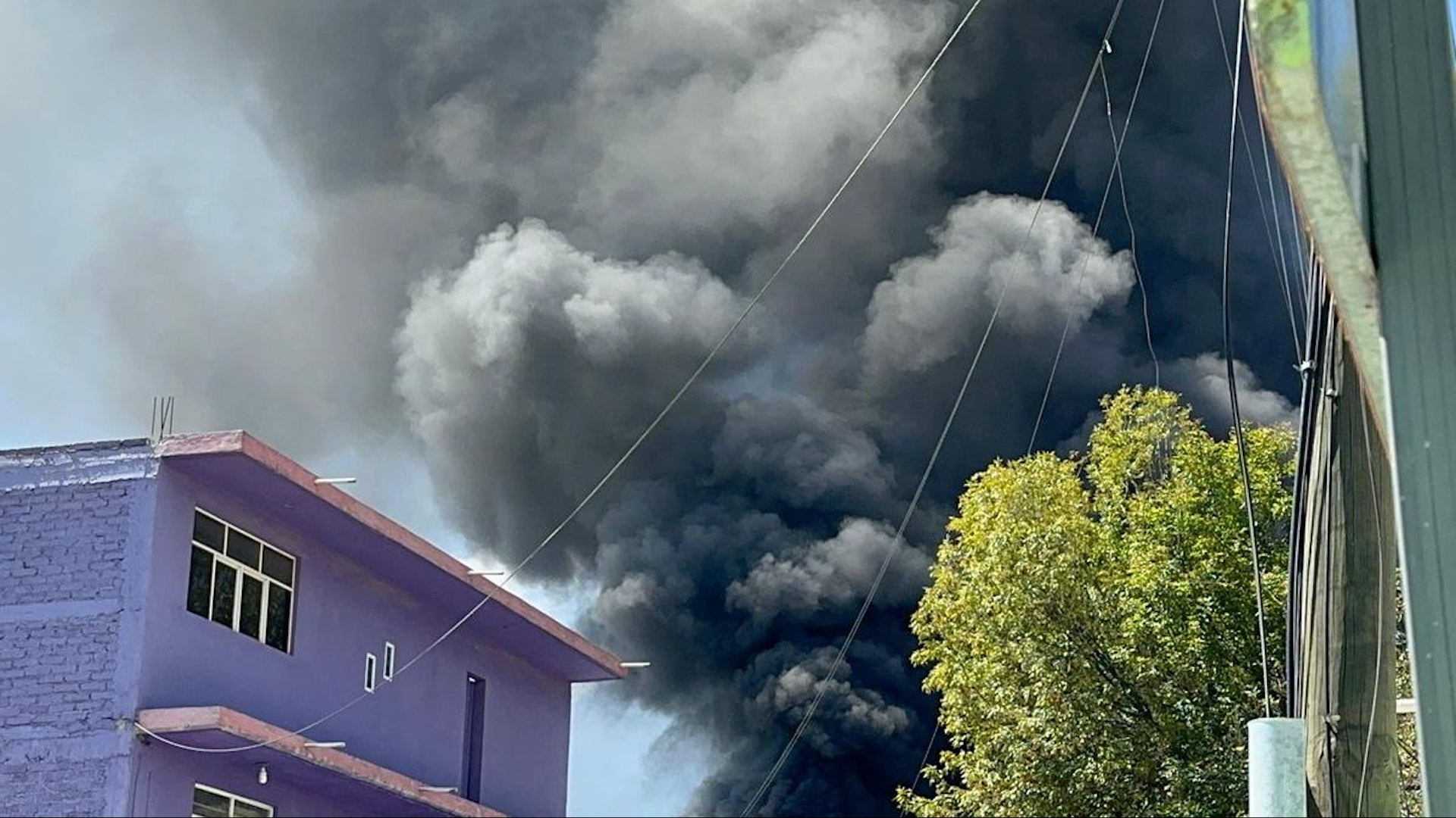 Tras nueve horas de trabajos, al rededor de 100 bomberos sofocaron el fuego con la ayuda de 60 pipas de agua.