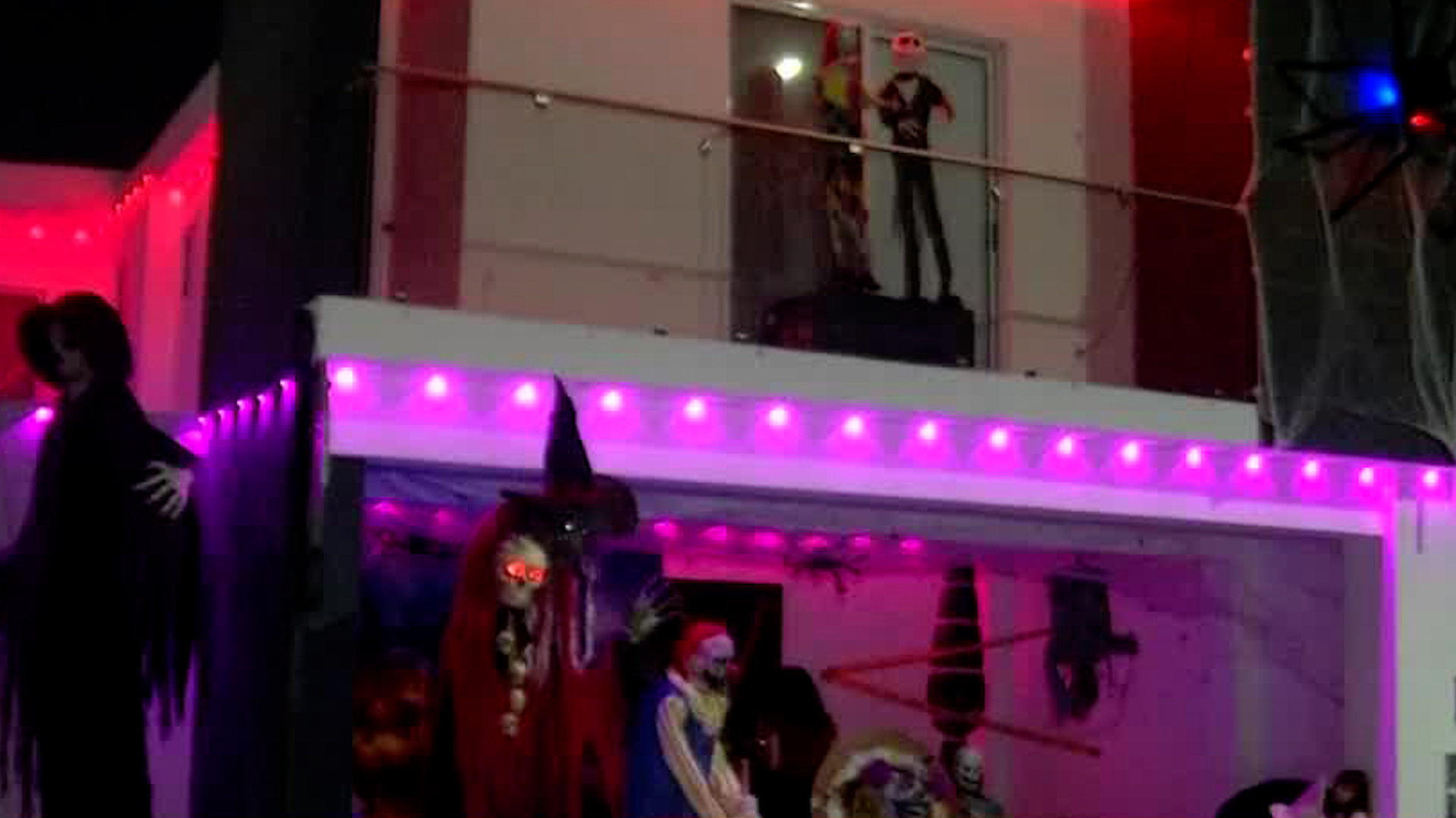 Cada octubre, Oziel Rodríguez y su familia decoran su hogar con figuras de payasos, brujas y esqueletos, convirtiéndola en una auténtica casa de terror.