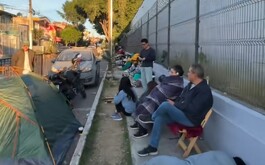 Calles aledañas a las Fiestas de Octubre, personas acampando