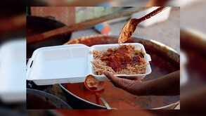 Cazos grandes con asado rojo y sopas que encabezan la reliquia lagunera.