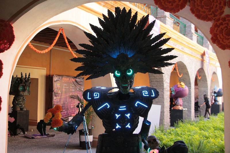 Una calavera con destellos brillantes montada en la ciudad de Puebla. Una calavera con destellos brillantes montada en la ciudad de Puebla.