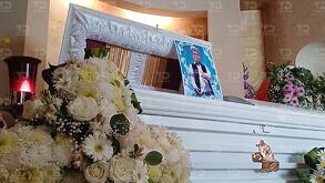 un ataúd blanco, flores y una fotografía de francisco pineda pérez el medio metro de puebla