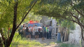 En la imagen se ve al fondo a un grupo de personas tratando de sofocar el incendio de un corral en Torreón.