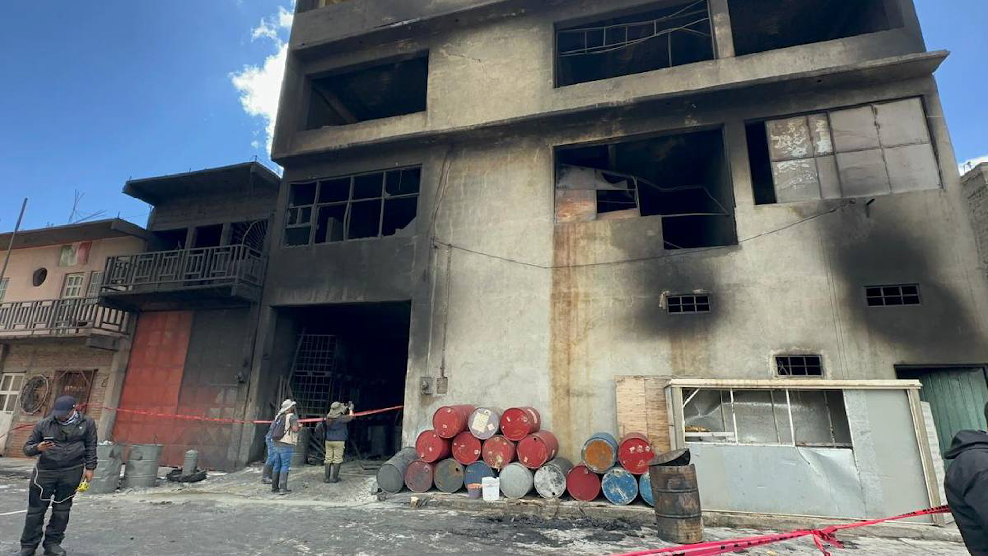 Vecinos aledaños a la fábrica exigen a las autoridades la limpieza de la zona, pues aseguran que respiran todos los residuos químicos.