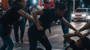 Foto ilustrativa de mujeres peleando creada con la IA de Gemini (Nanobanana)