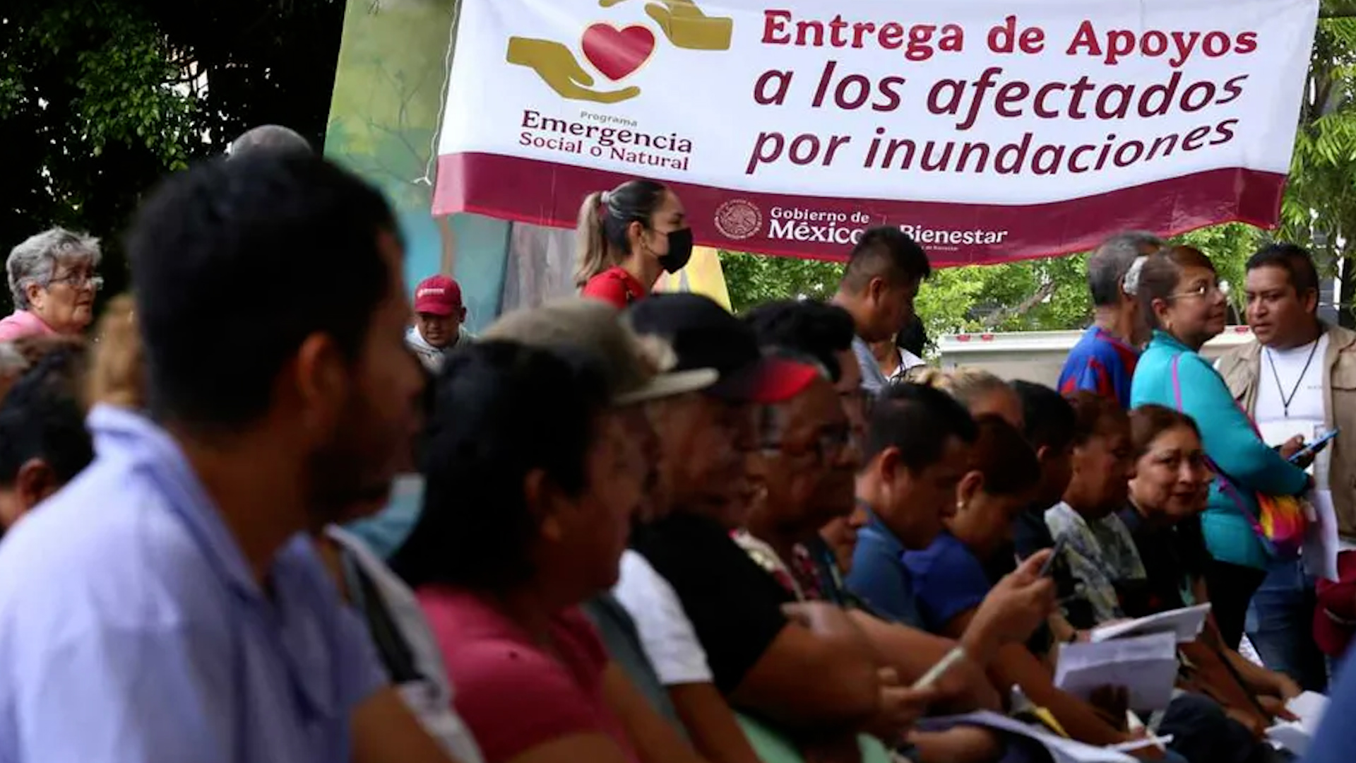 El apoyo se dará a 3 mil 500 familias de las colonias más afectadas por el desbordamiento del Río Cazones en Veracruz.