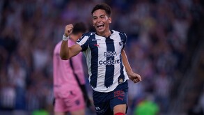 Joaquín Moxica festeja su primer gol con el primer equipo de Rayados en la Liga MX; anotó frente a Juárez en la Jornada 14 del Apertur 2025.