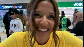 Joven venezolana antes de quitarse la vida al lanzarse desde un puente peatonal en Puebla capital.