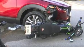 Motocicleta tirada en el pavimento luego de que una camioneta lo arrollara.