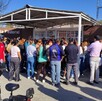 En la imagen se puede ver a gran cantidad de padres de familia exigiendo energía eléctrica para la escuela de sus hijos en Torreón. En la imagen se puede ver a gran cantidad de padres de familia exigiendo energía eléctrica para la escuela de sus hijos en Torreón.