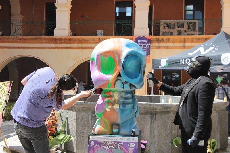 Artistas pintando una calavera en Puebla, con motivo del Festival 'Me Lleva la Huesuda'. Artistas pintando una calavera en Puebla, con motivo del Festival 'Me Lleva la Huesuda'.