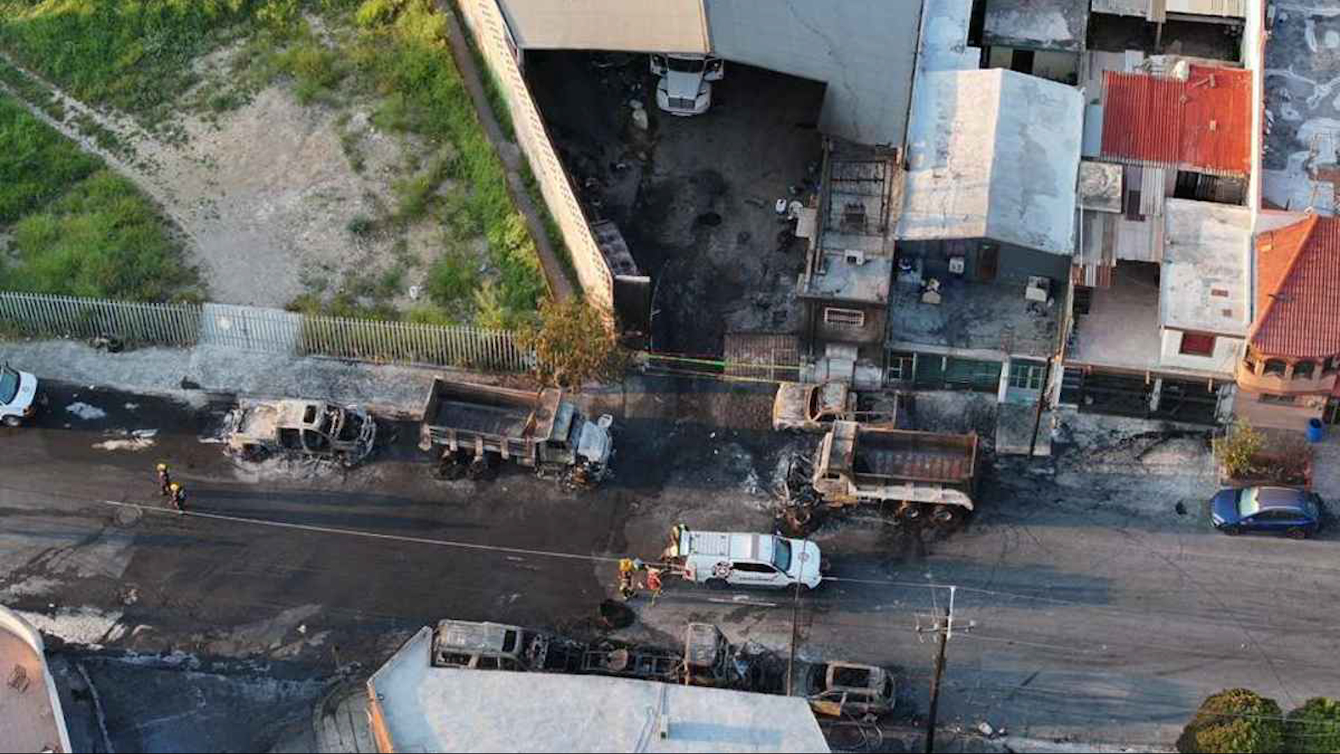 El incendio en el taller mecánico dejó como saldo una mujer lesionada, así como 8 casas y 24 vehículos dañados.