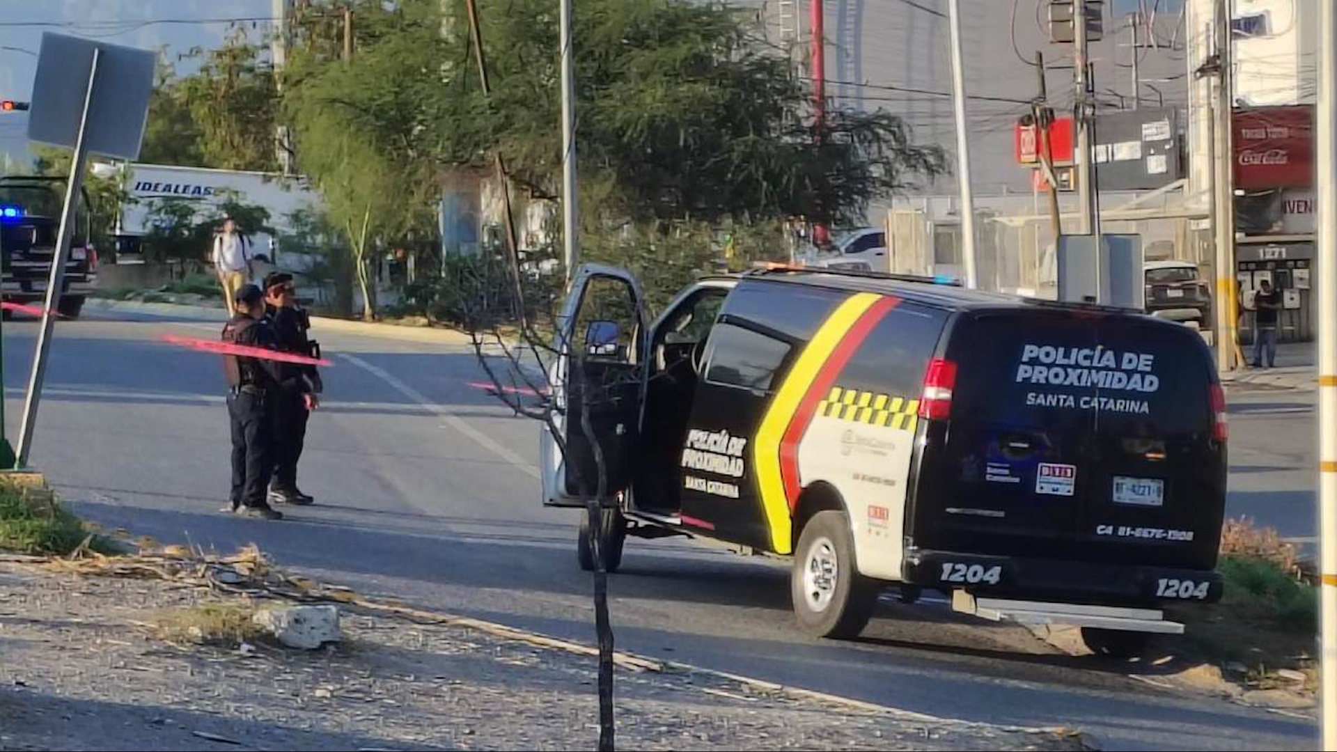 Tras la agresión, la mujer quedó gravemente herida dentro de su vehículo y, pese a los esfuerzos de los cuerpos de auxilio, perdió la vida en el lugar.