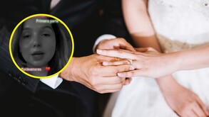 En la imagen se pueden ver las manos de un hombre poniendo el anillo de bodas a su prome