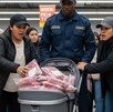 La imagen fue creada con Inteligencia Artificial y muestra a dos mujeres en un supermercado siendo detenidas por un policía por robar caren en carriola de bebé. La imagen fue creada con Inteligencia Artificial y muestra a dos mujeres en un supermercado siendo detenidas por un policía por robar caren en carriola de bebé.