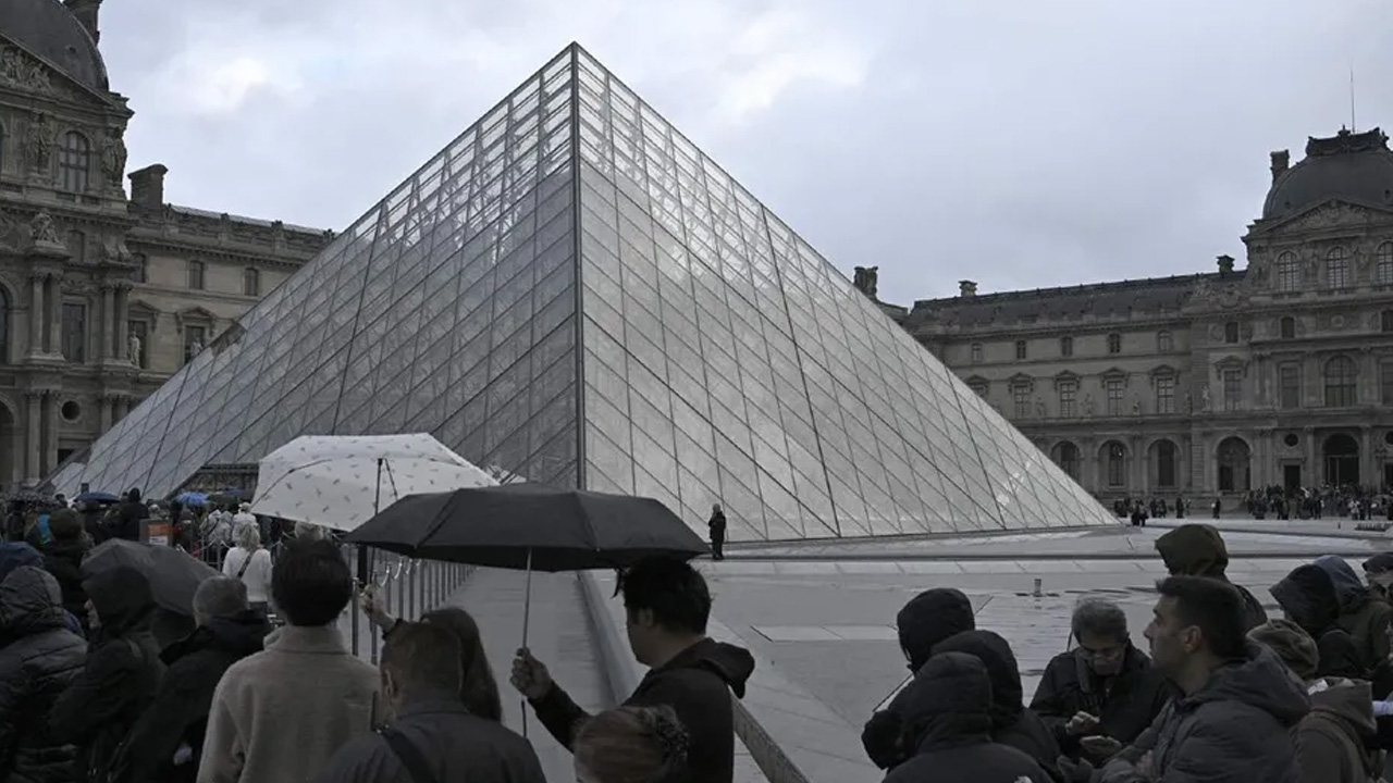 El Museo del Louvre reabrió al público tras el robo de joyas del pasado domingo, pero la Galería de Apolo permanecerá cerrada.