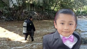 Liam Tadeo y rescatista de Pemex durante su búsqueda en Huauchinango, Puebla.