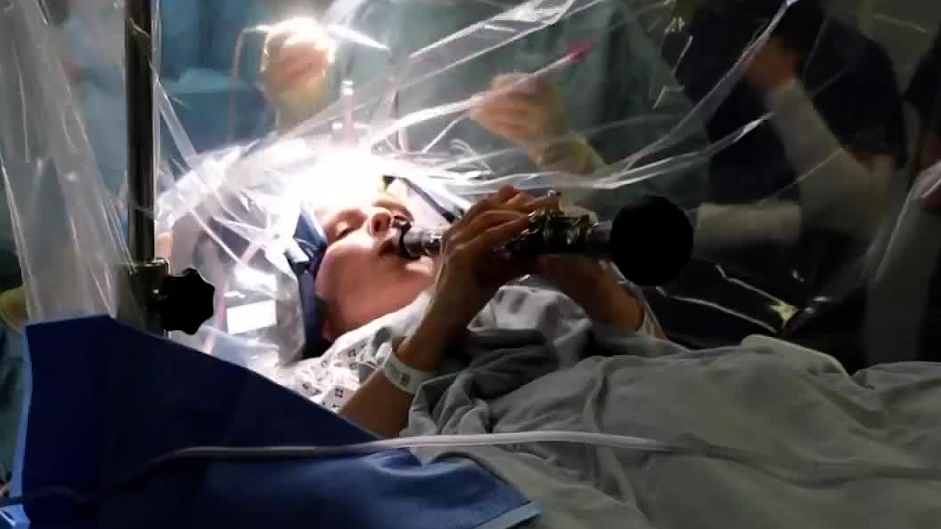 En el King's College Hospital, una mujer de 65 años con Parkinson tuvo que tocar el clarinete para facilitar el trabajo de los médicos durante su cirugía.