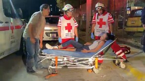 Paramédicos llevaron a cabo el traslado de la mujer a una clínica social, a donde ingresó con probable fractura de pierna izquierda.
