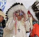 Papa Francisco posando penacho étnico de tribu norteamericana.