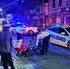 Mujer atropellada siendo atendida sobre una camilla por paramédicos de Cruz Roja Mexicana en Torreón.