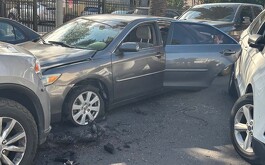Carro chocado durante operativo de ICE contra migrante mexicano Carlitos Ricardo Pairas
