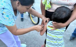 Niña siendo vacunada contra el sarampión en Michoacán