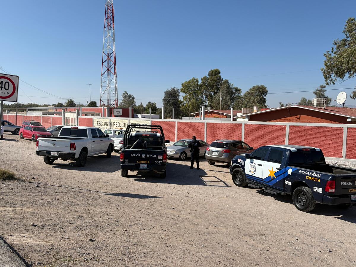 elementos de Seguridad Pública acudiendo al reporte de un menor muerto aplastado por techumbre en escuela de San Pedro, Coahuila. elementos de Seguridad Pública acudiendo al reporte de un menor muerto aplastado por techumbre en escuela de San Pedro, Coahuila.