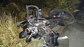 Motocicleta involucrada en la muerte de un hombre en carretera Gómez Palacio-Jiménez.