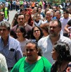 Personas en la calle saliendo de un edificio por un sismo.