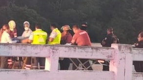 Rescatistas atienden a trabajadores conagua tras incoxicarse mientras daban mantenimiento a la presa de Valsequillo, en Puebla.
