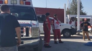 Paramédicos que atendieron el reporte de un menor muerto tras ser aplastado por techumbre en primaria de San Pedro, Coahuila.
