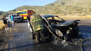 Automóvil Chevrolet que fue consumido por un incendio en ejido Francisco Villa de Lerdo.