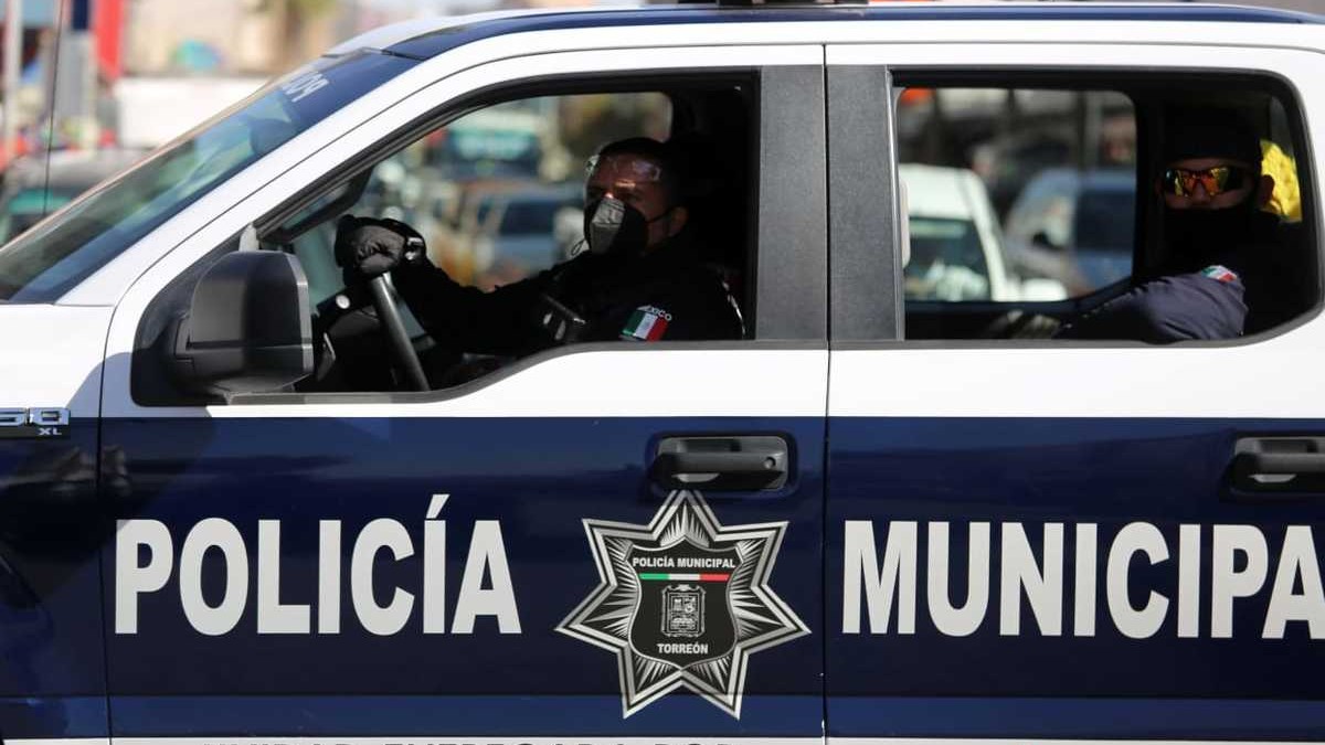 Policía Municipal de Torreón en una patrulla con agentes a bordo. Policía Municipal de Torreón en una patrulla con agentes a bordo.