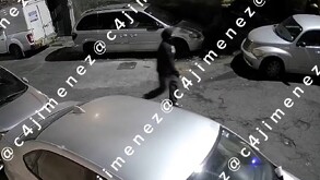 Presunto agresor de Aldaír, quien fue apuñalado por sus amigos en Cuautepec, caminando con un cuchillo por la calle.