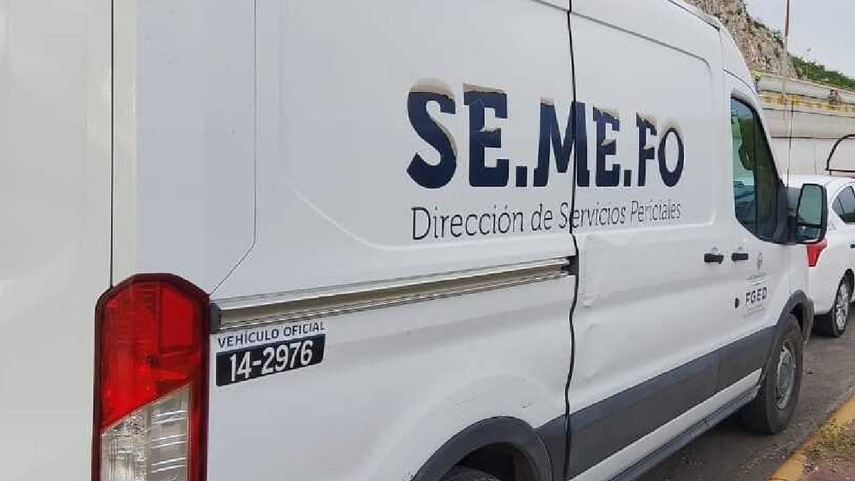 En la imagen se puede ver una camioneta con la palabra SEMEFO de Durango. En la imagen se puede ver una camioneta con la palabra SEMEFO de Durango.