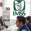 Adultos mayores en México realizando el trámite para recibir la pensión por viudez de parte del IMSS. Generada con Gemini IA Adultos mayores en México realizando el trámite para recibir la pensión por viudez de parte del IMSS. Generada con Gemini IA