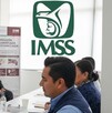 Adultos mayores en México realizando el trámite para recibir la pensión por viudez de parte del IMSS. Generada con Gemini IA Adultos mayores en México realizando el trámite para recibir la pensión por viudez de parte del IMSS. Generada con Gemini IA