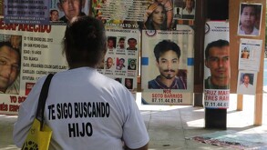 Mujer frente a tendedero de personas desaparecidas en Durango, situación que aumenta percepción de inseguridad en el estado.